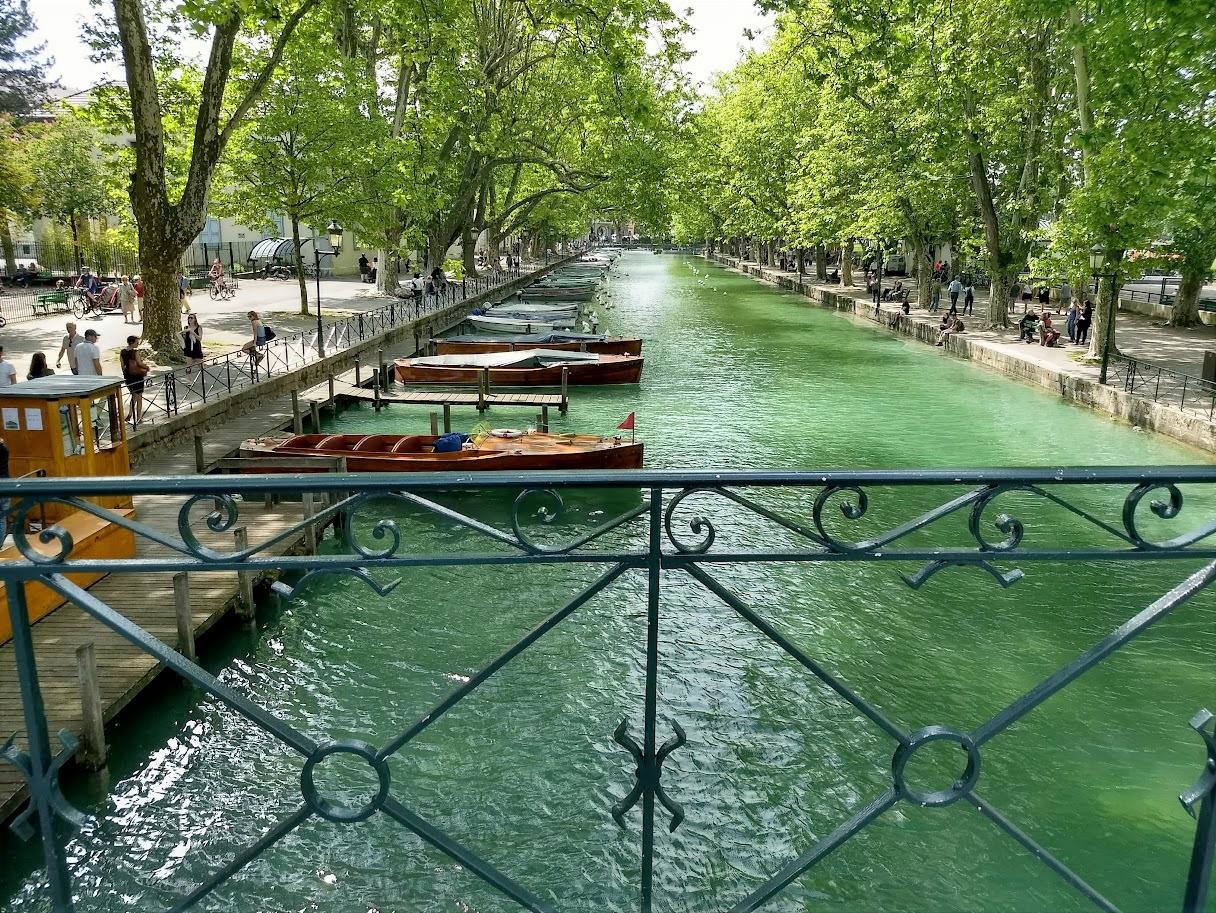 Cyclists on a path beside Lake Annecy